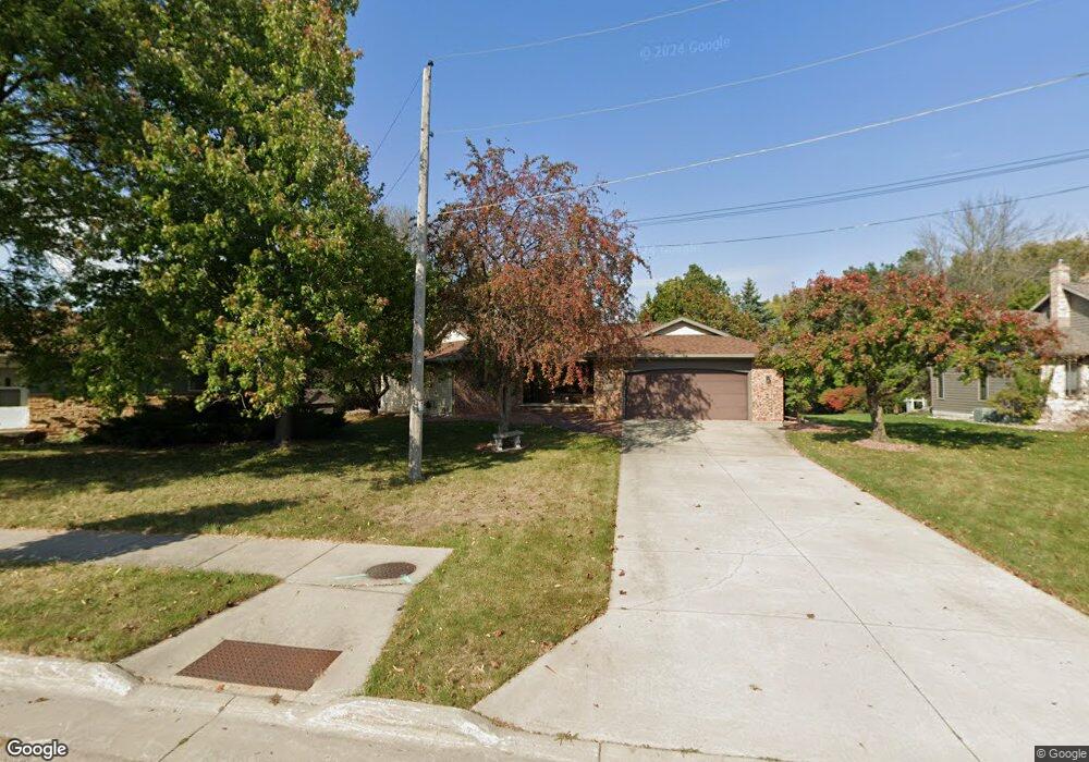 414 Jerelyn Ct, Combined Locks, WI 54113 - photo 1