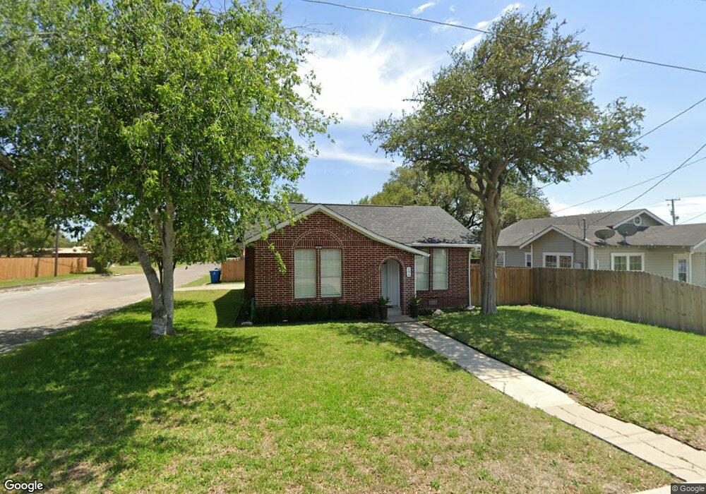 106 E Hutchinson St, Beeville, TX 78102 - photo 1