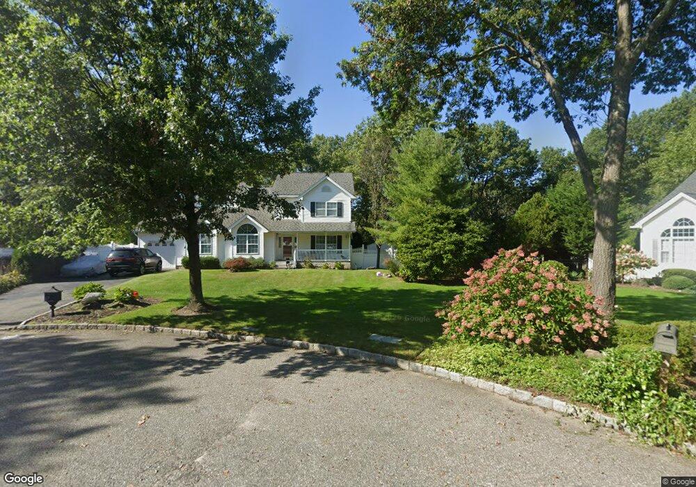 4 Aspatuck Ct, ComMacK, NY 11725 - photo 1