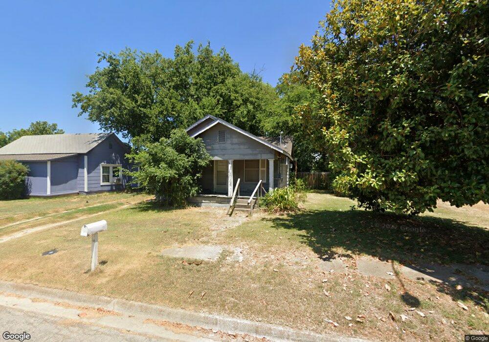 824 N Morris St, Gainesville, TX 76240 - photo 1