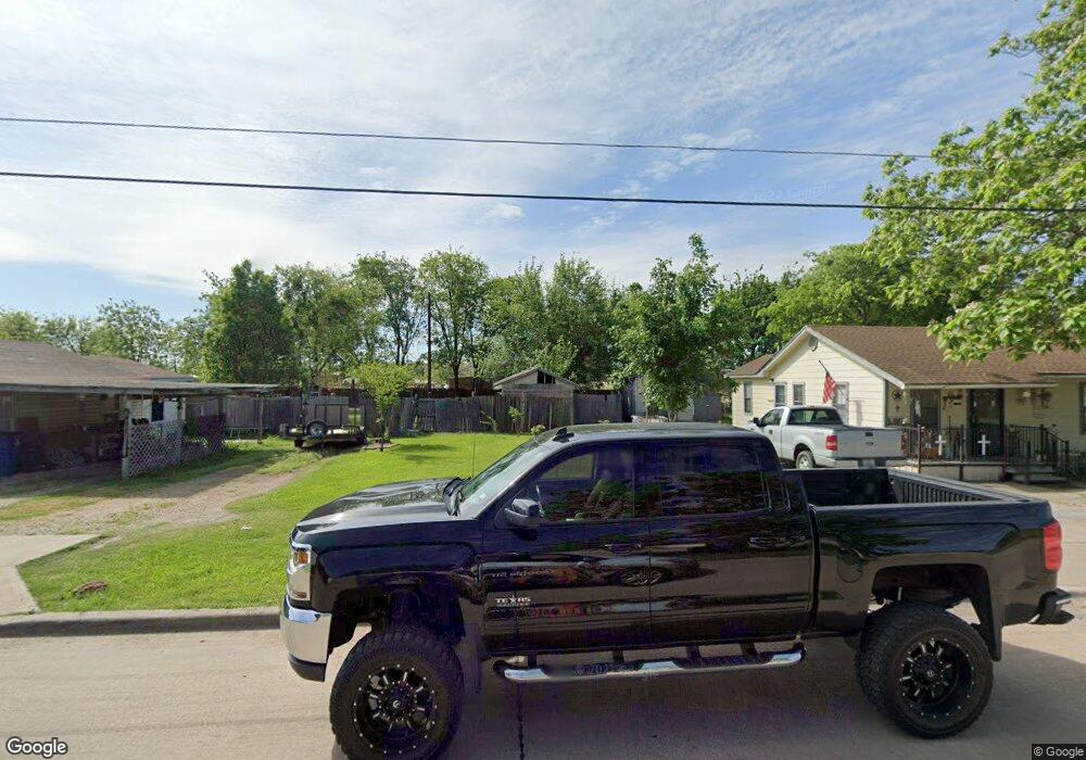 107 Avenue D, Ennis, TX 75119 - photo 1