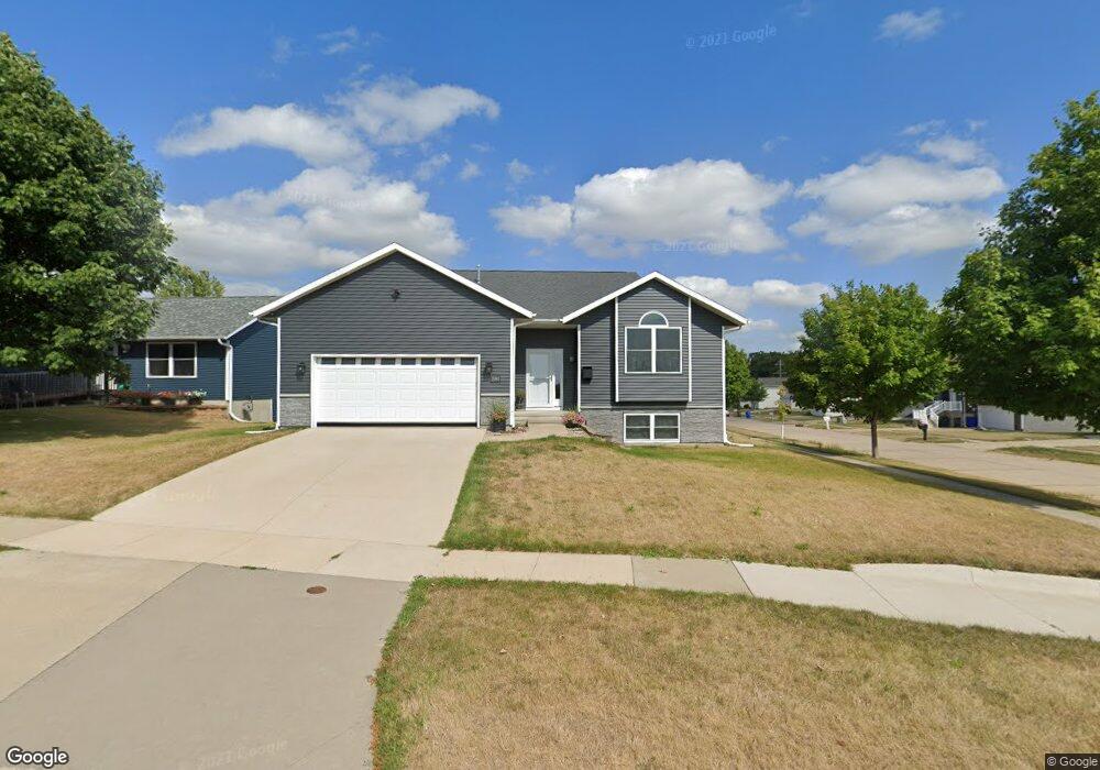 3741 King Dr SW, Cedar Rapids, IA 52404 - photo 1