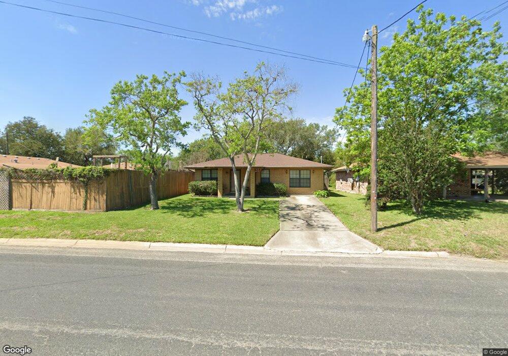 305 N Archer St, Beeville, TX 78102 - photo 1