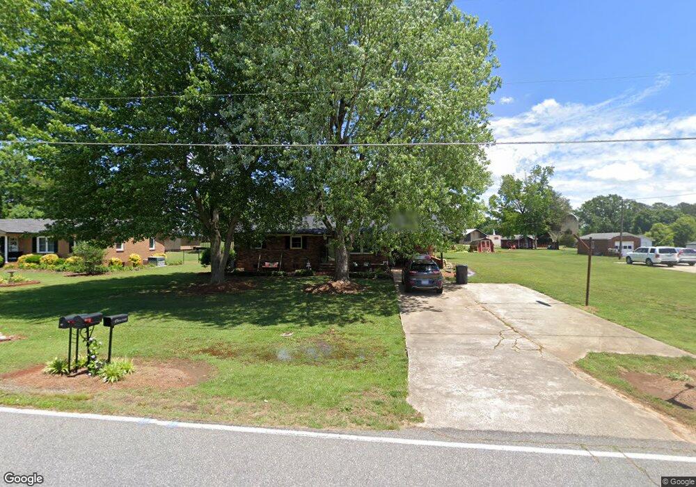 402 Victoria Dr, Statesville, NC 28625 - photo 1