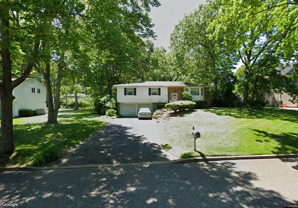 17 Peacock Ln, ComMacK, NY 11725 - photo 1