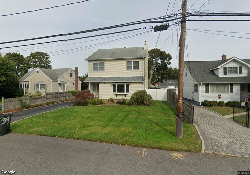 39 Hemlock St, Islip, NY 11751 - photo 1