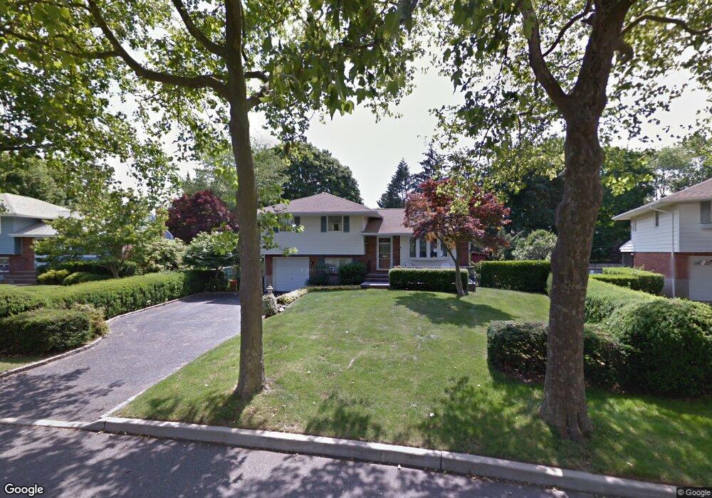 6 Weldon Ln, ComMacK, NY 11725 - photo 1