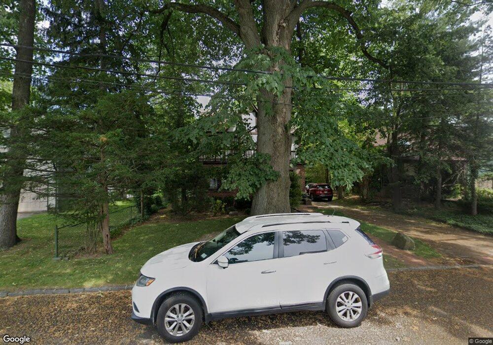 11 Bromley Ln, Great Neck, NY 11023 - photo 1