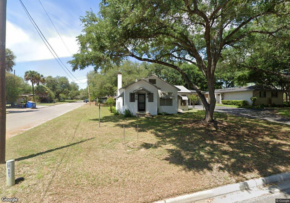 302 E Hutchinson St, Beeville, TX 78102 - photo 1