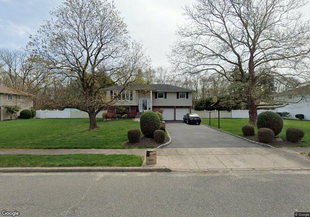 135 Hayrick Ln, ComMacK, NY 11725 - photo 1