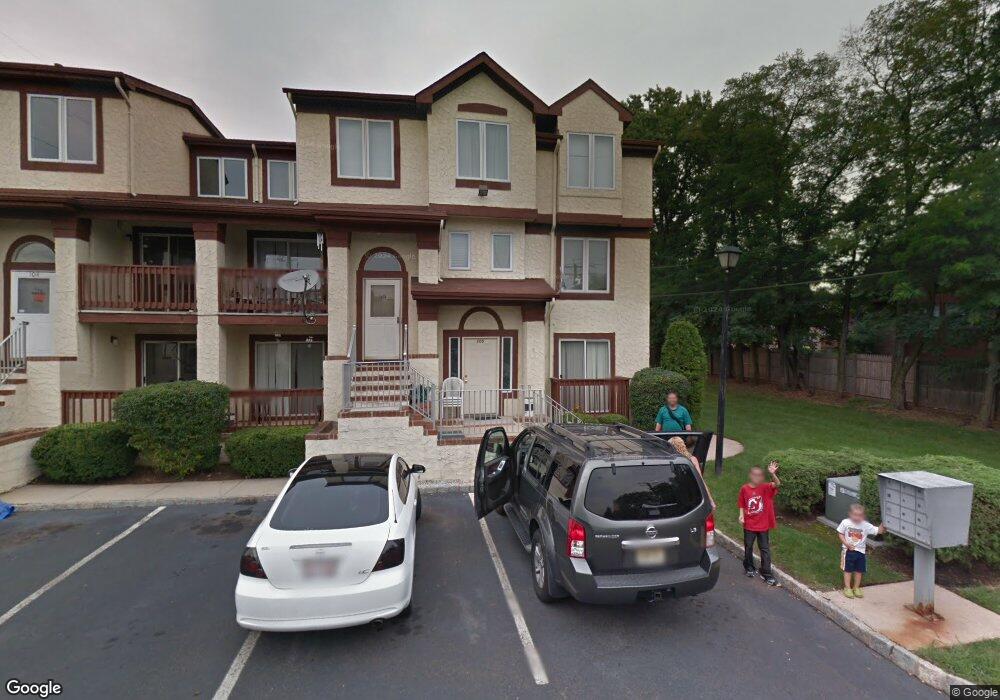 102 Michaels Ct, Woodbridge, NJ 07095 - photo 1