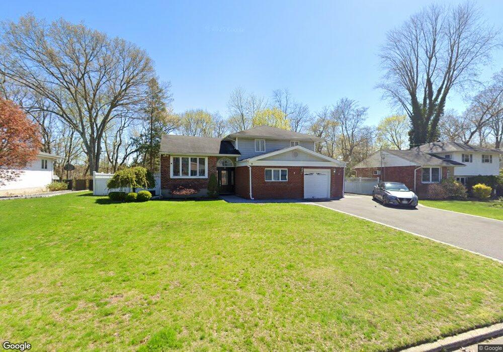 30 Harvard Ln, ComMacK, NY 11725 - photo 1