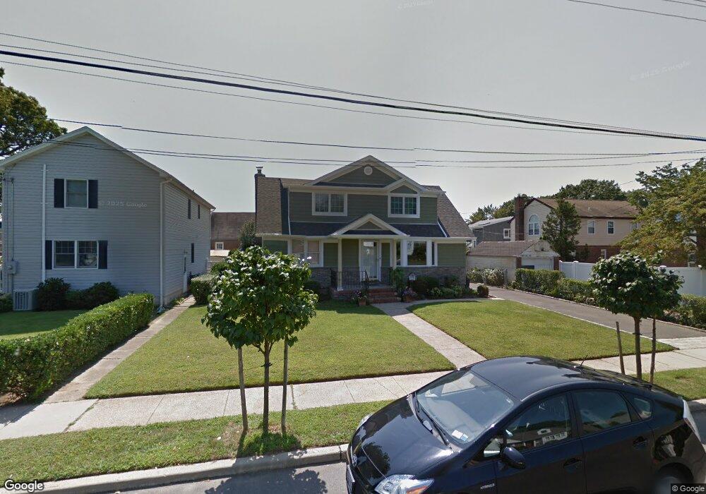 705 Fenworth Blvd, Franklin Square, NY 11010 - photo 1