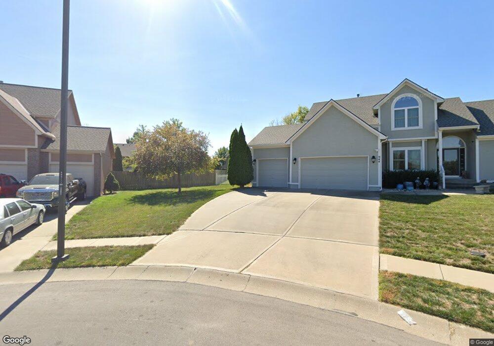 1516 Spur Ridge Cir, Raymore, MO 64083 - photo 1