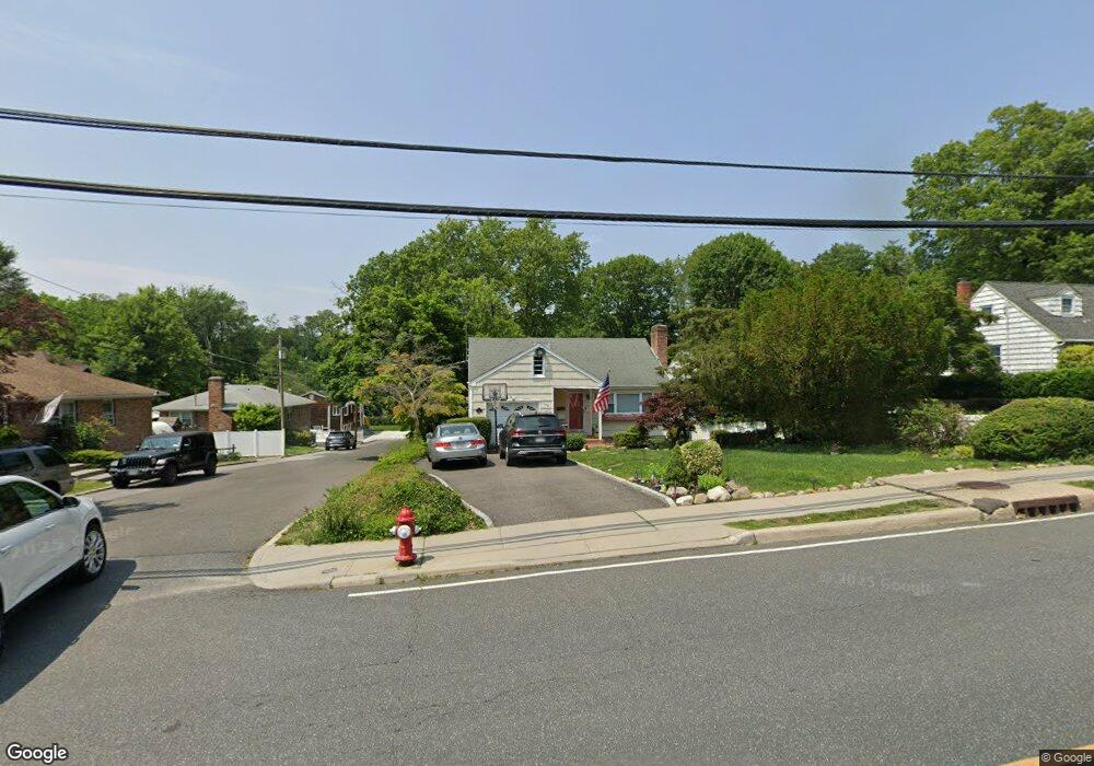 2 Betty Ln, Glenwood Landing, NY 11547 - photo 1