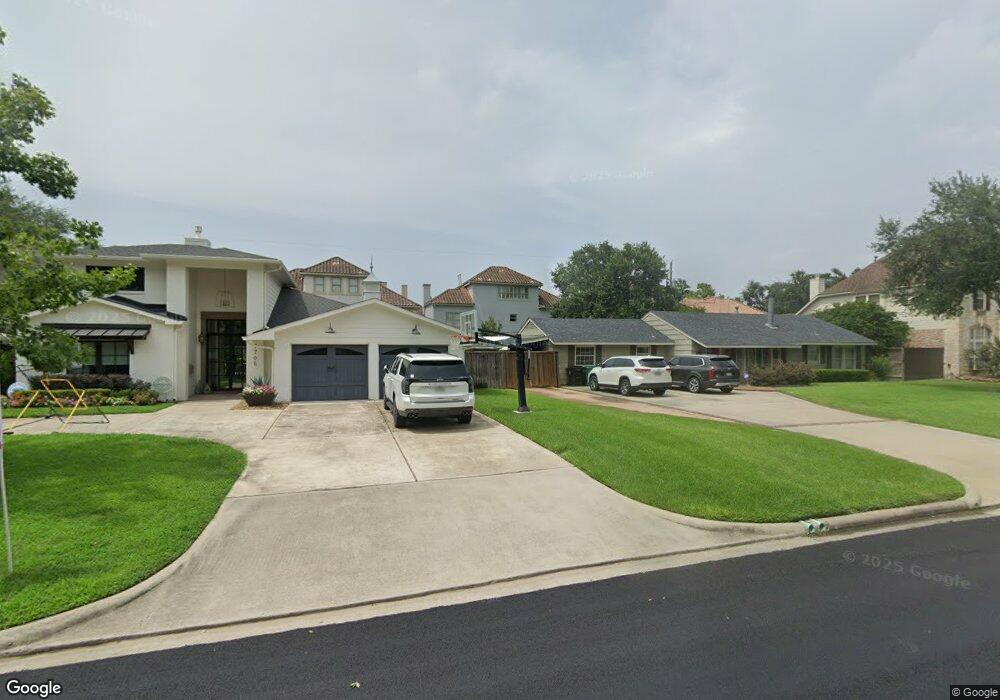 7705 S Hunters Creekway Dr, Houston, TX 77055 - photo 1