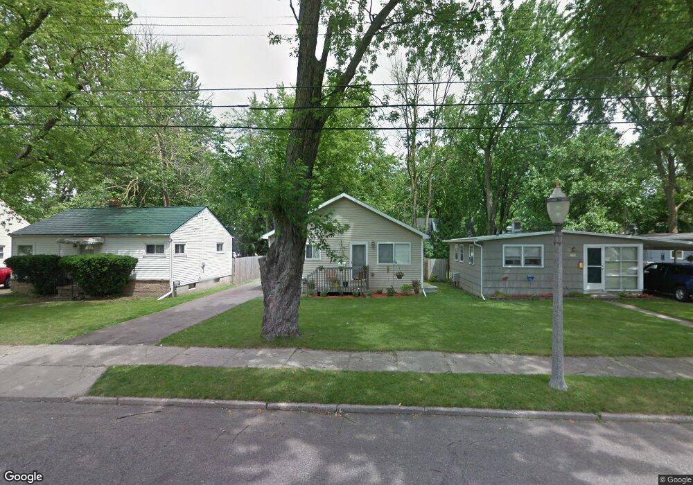 561 E Willard Ave, Lansing, MI 48910 - photo 1