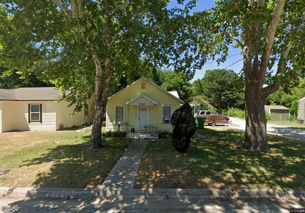 1425 E Tennie St, Gainesville, TX 76240 - photo 1