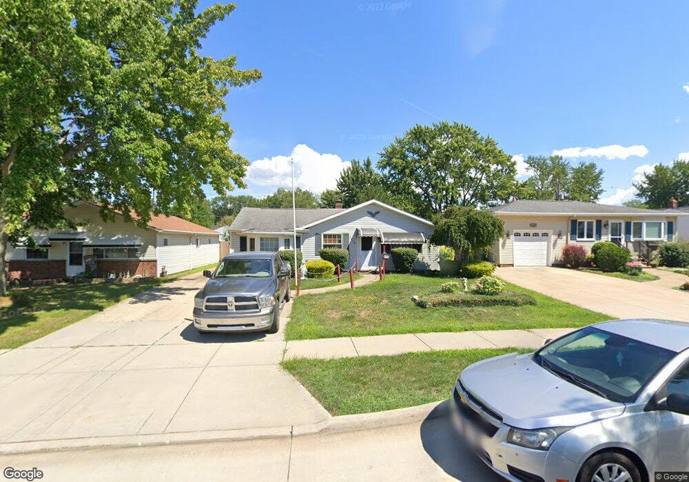 1819 Ridgeview Dr, Wickliffe, OH 44092 - photo 1