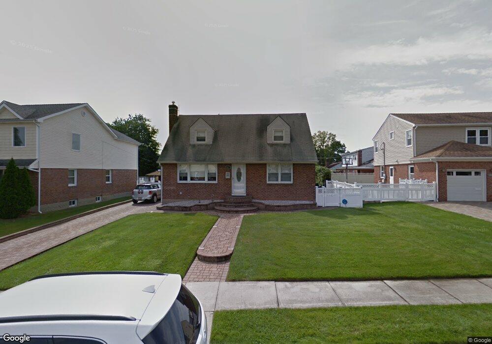 1026 Maple Ln, New Hyde Park, NY 11040 - photo 1