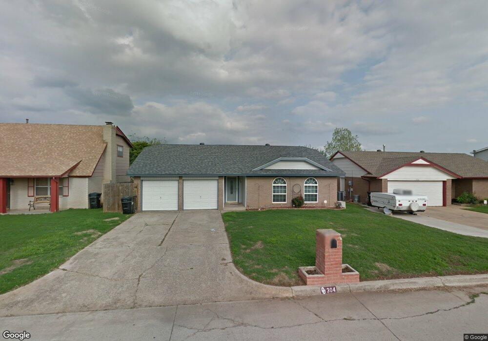 304 N Morgan Dr, Moore, OK 73160 - photo 1
