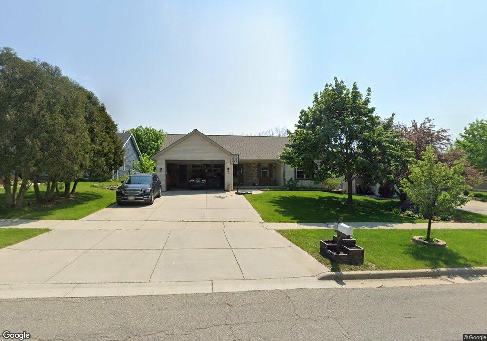 1025 Villa Park Dr, West Bend, WI 53090 - photo 1