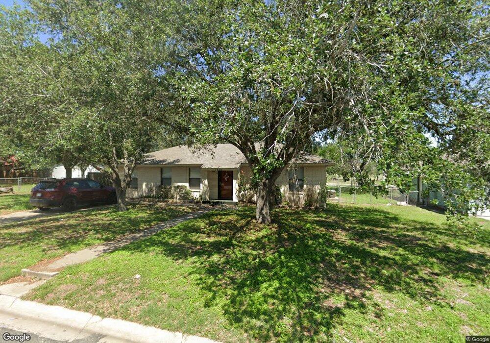 1401 E Bowie St, Beeville, TX 78102 - photo 1