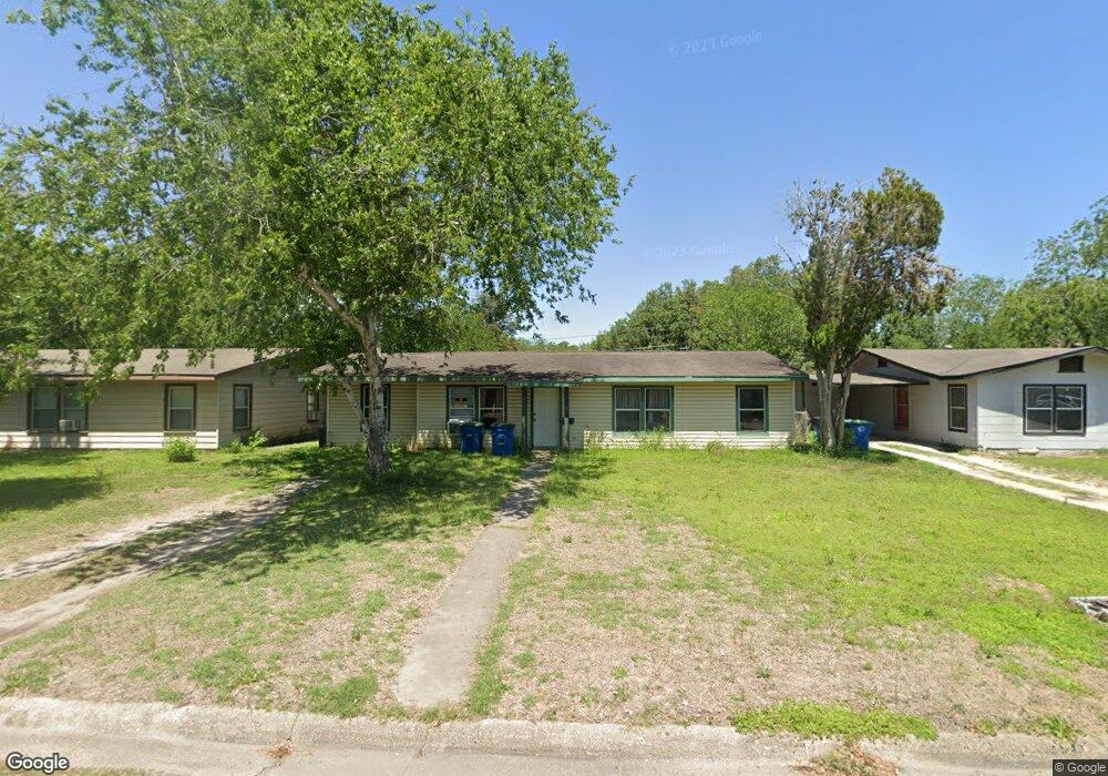 1007 E Huntington St, Beeville, TX 78102 - photo 1