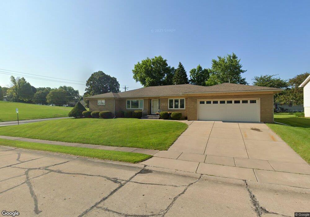 1305 Columbia Ct, Davenport, IA 52804 - photo 1