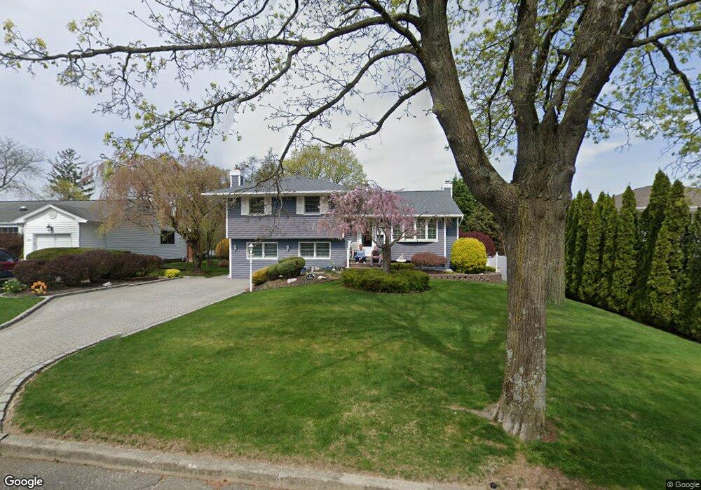 32 Ramsey Rd, ComMacK, NY 11725 - photo 1