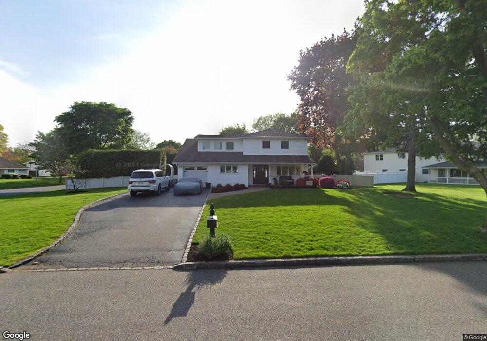 2 Peppermint Rd, ComMacK, NY 11725 - photo 1