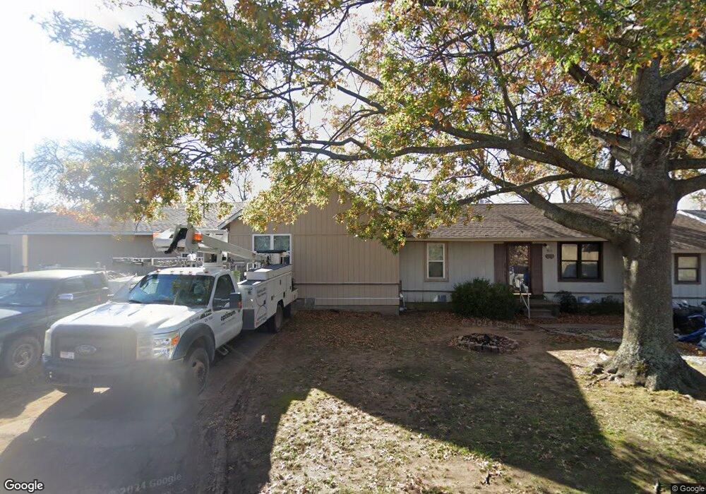 909 Grant St, Henryetta, OK 74437 - photo 1