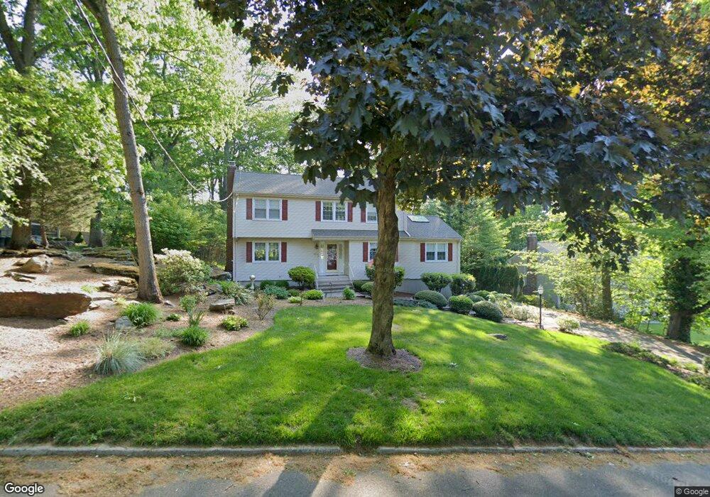 692 Cascade Dr, Fairfield, CT 06825 - photo 1