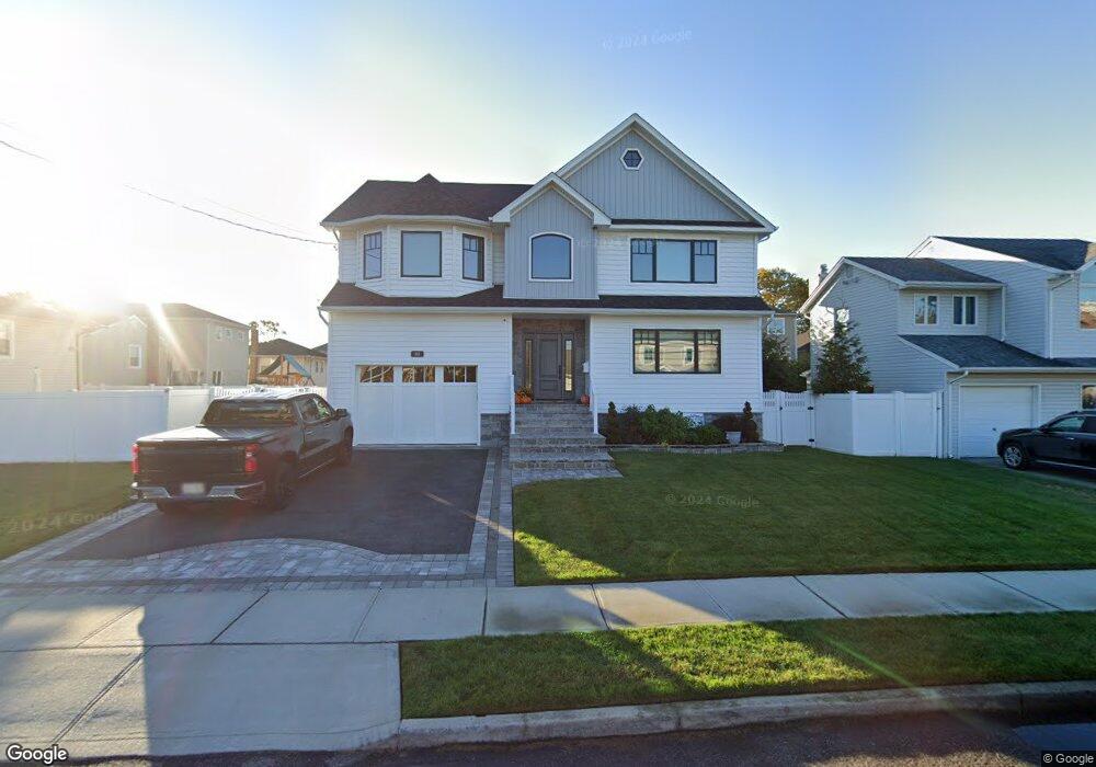 118 Hampton Way, Merrick, NY 11566 - photo 1