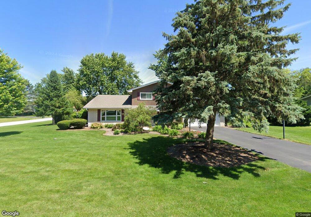 28W206 Plainview Dr, Naperville, IL 60564 - photo 1