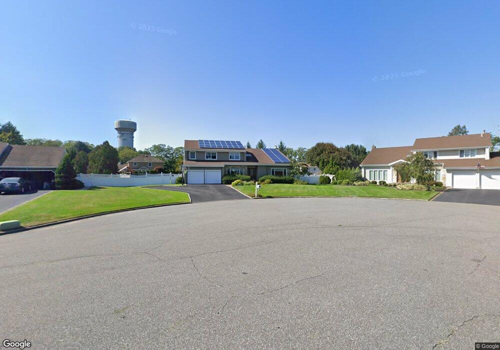 10 Myles Ct, ComMacK, NY 11725 - photo 1