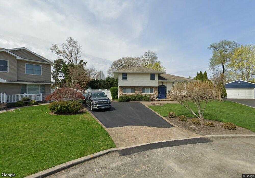 8 Evers Ct, ComMacK, NY 11725 - photo 1