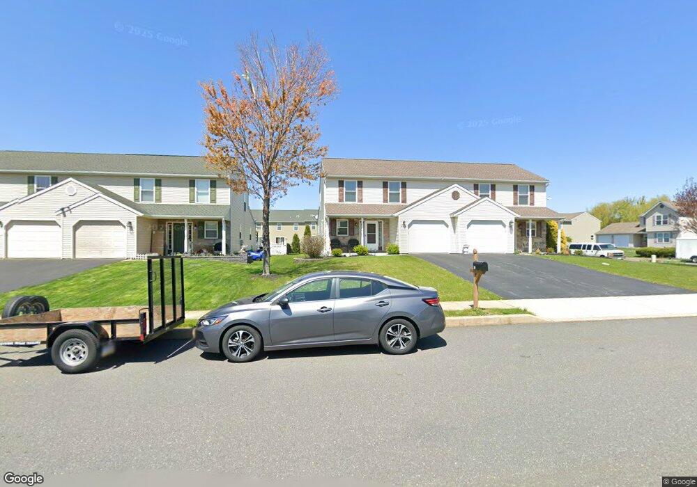 584 Daisy Dr, New Holland, PA 17557 - photo 1