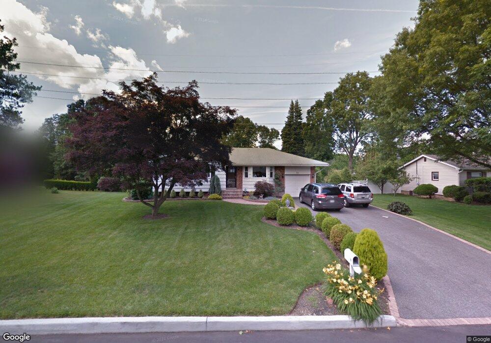 10 Heron Ln, ComMacK, NY 11725 - photo 1