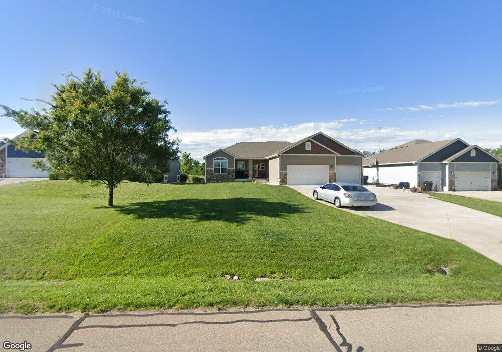 8747 SW 29th St, Topeka, KS 66614 - photo 1