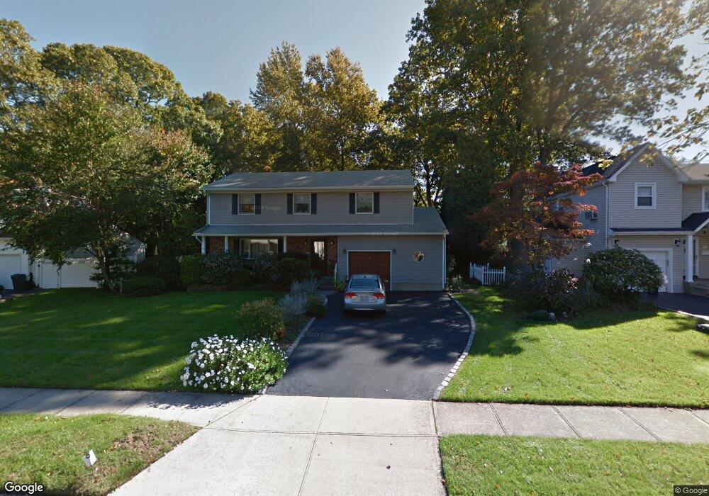 21 Greene Dr, ComMacK, NY 11725 - photo 1