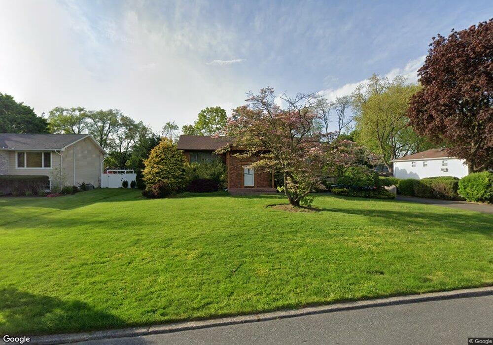 30 Marshmellow Dr, ComMacK, NY 11725 - photo 1