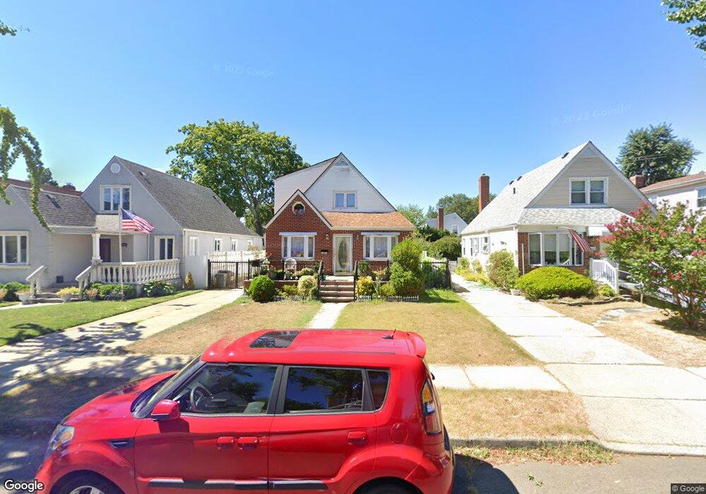 8222 265th St, Glen Oaks, NY 11004 - photo 1