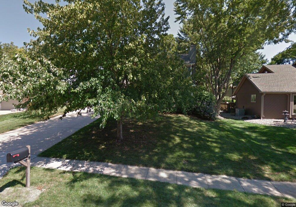 8621 Greenway Ln, Lenexa, KS 66215 - photo 1