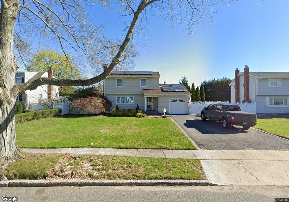 21 Seminole Dr, ComMacK, NY 11725 - photo 1