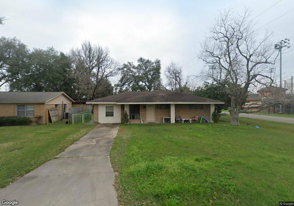 1302 College Dr, Alvin, TX 77511 - photo 1
