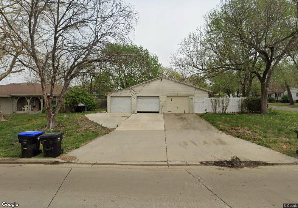 1520 SW Mcalister Ave, Topeka, KS 66604 - photo 1