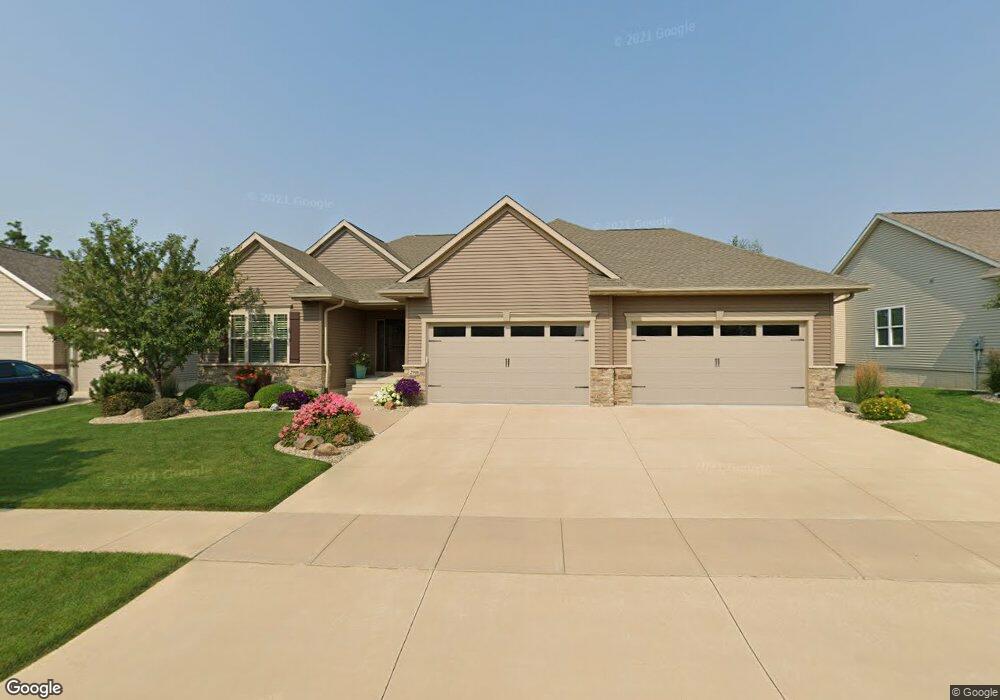 2908 Diamondhead Rd, Hiawatha, IA 52233 - photo 1