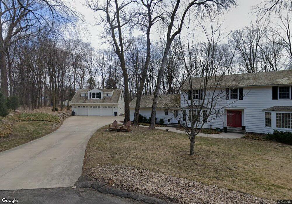 18050 Honeysuckle Ln, Wayzata, MN 55391 - photo 1