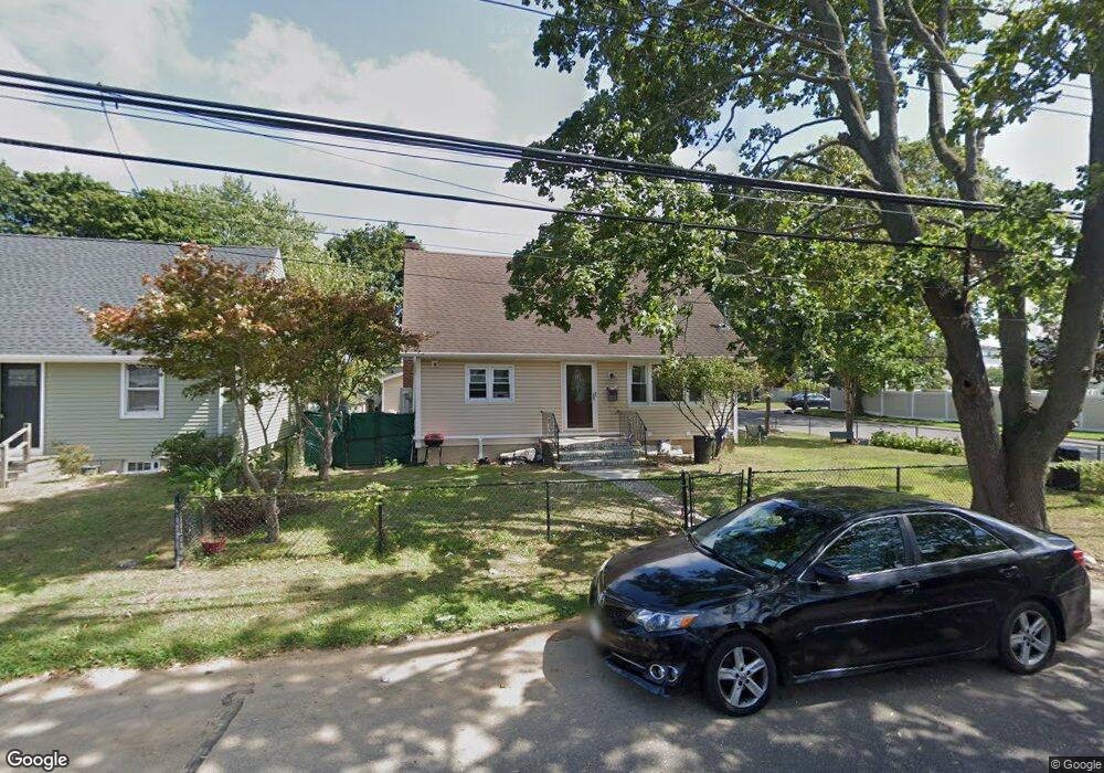 761 Jackson Ave unit 2ndFLR, Lindenhurst, NY 11757 - photo 1